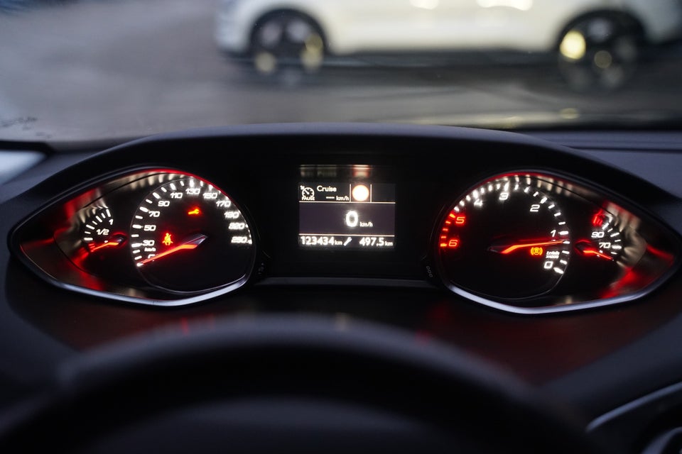 Peugeot 308 1,5 BlueHDi 130 Prestige Sky 5d