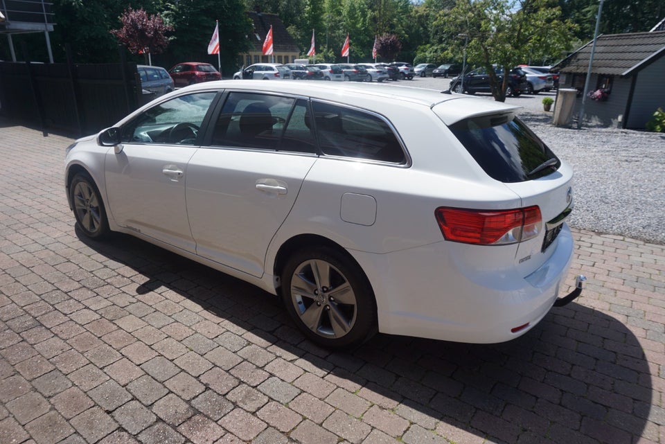 Toyota Avensis 1,8 VVT-i T2 Premium stc. 5d