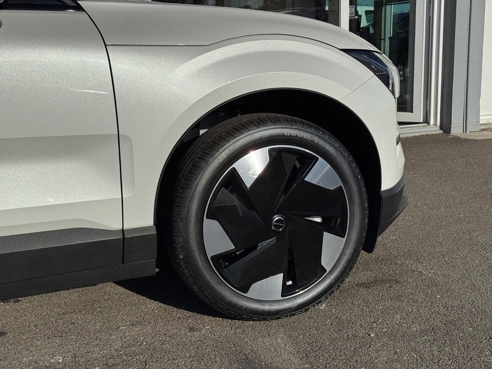 Volvo EX30 Extended Range Plus 5d