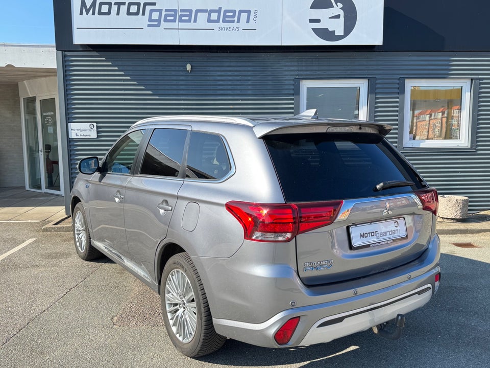Mitsubishi Outlander 2,4 PHEV Limited CVT 4WD 5d