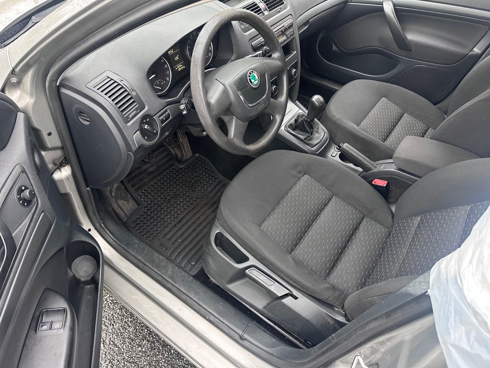 Skoda Octavia 1,6 TDi 105 Ambiente Combi 5d