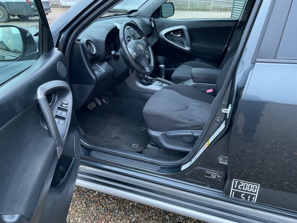 Toyota RAV4 2,0 VVT-i aut. 4x4 Van 5d