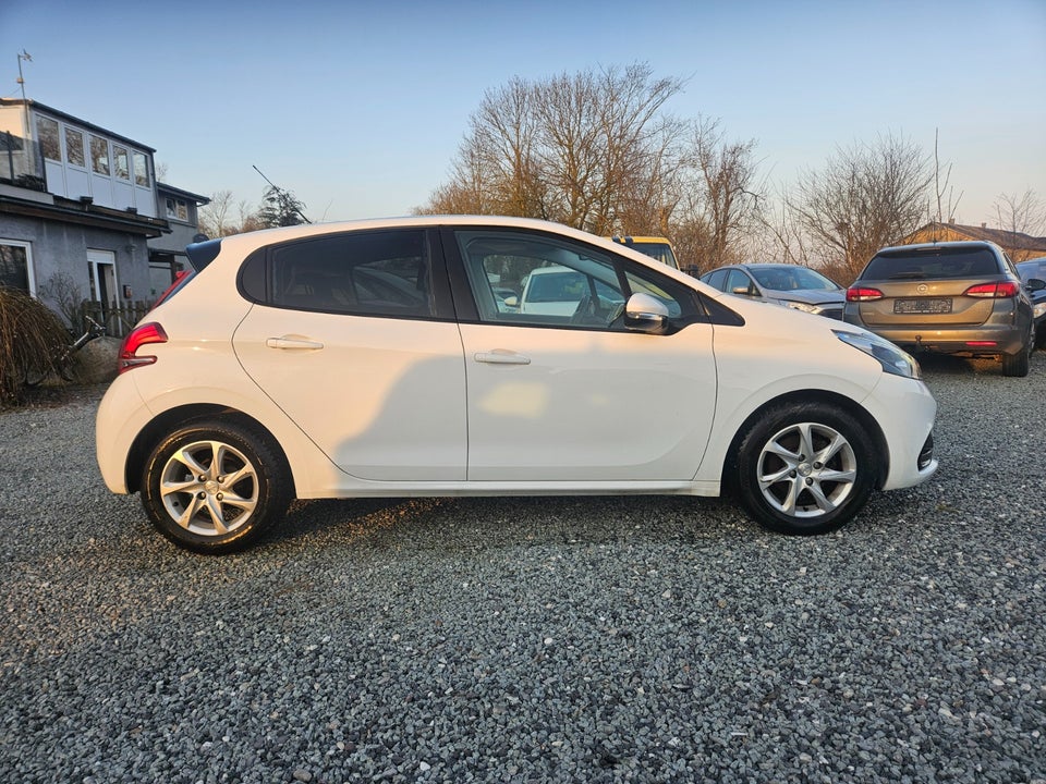 Peugeot 208 1,2 VTi 82 Allure Sky 5d