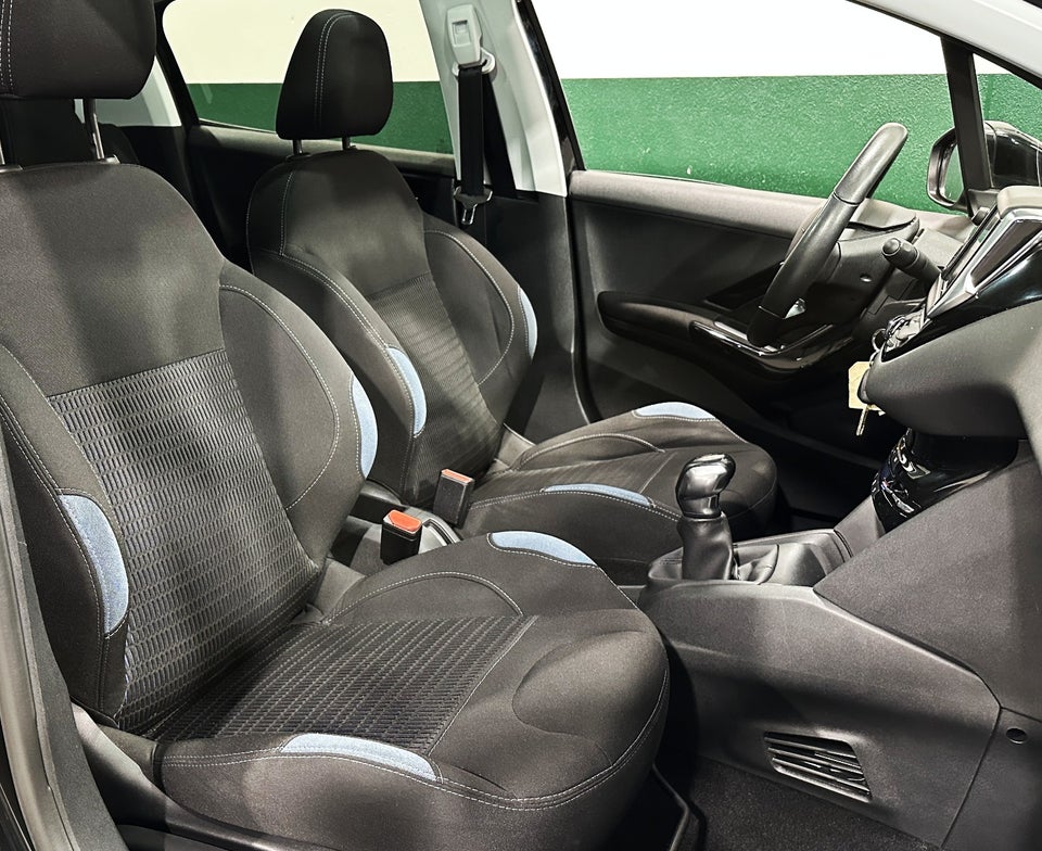 Peugeot 208 1,2 VTi Allure Sky 5d