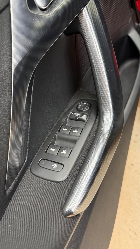 Peugeot 2008 1,2 e-THP 110 Allure 5d