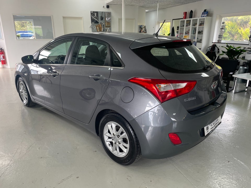 Hyundai i30 1,6 GDi Premium 5d