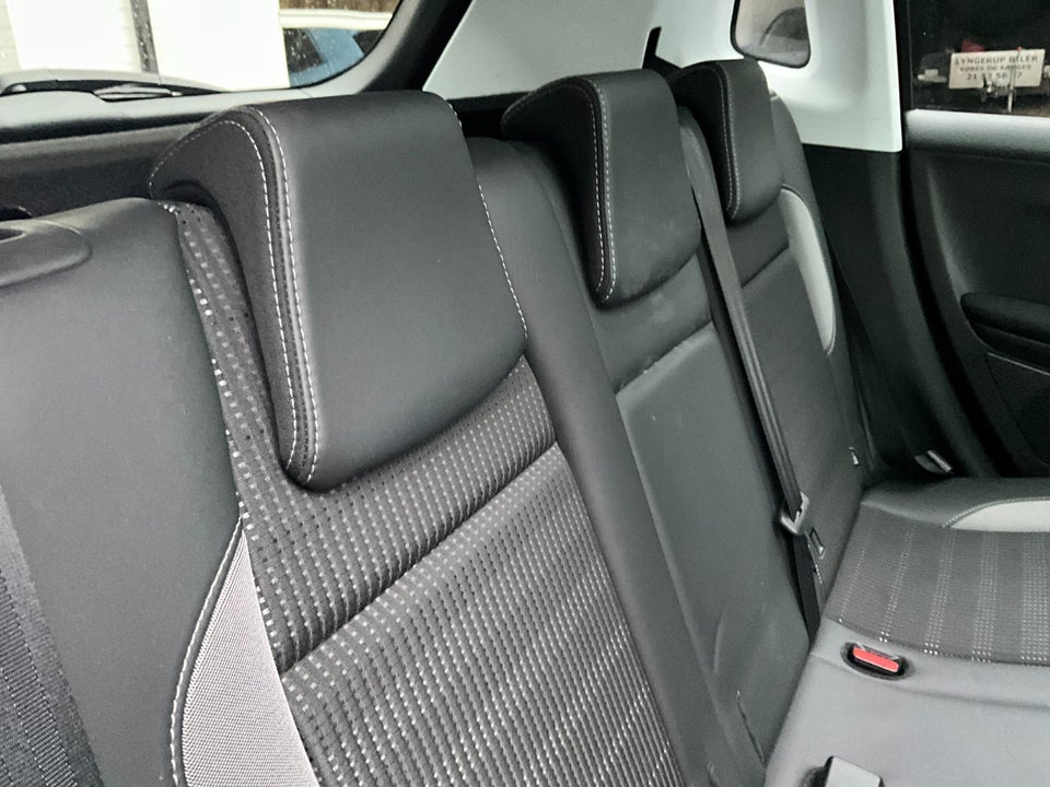 Peugeot 2008 1,2 e-THP 110 Selection Sky 5d