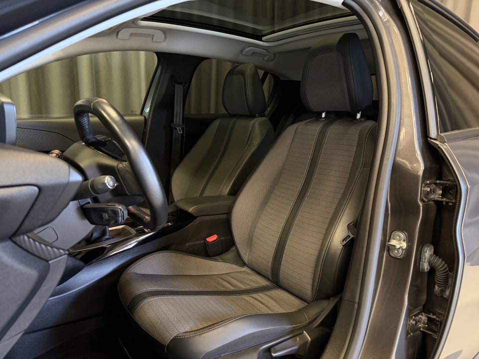 Peugeot 208 1,2 PureTech 100 Allure Sky 5d