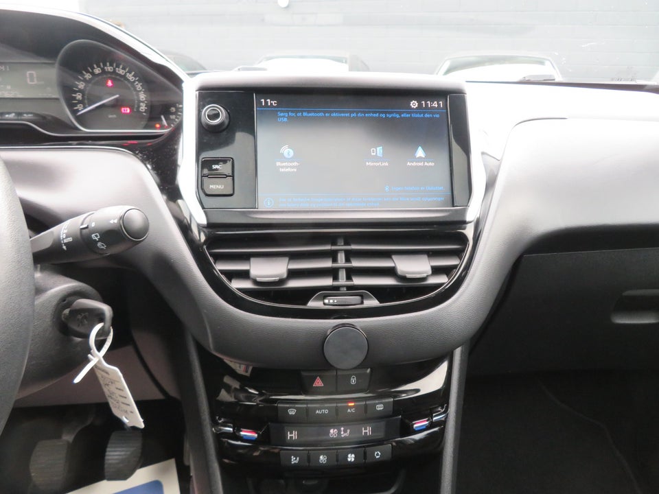 Peugeot 208 1,2 VTi 82 Signature Sky 5d