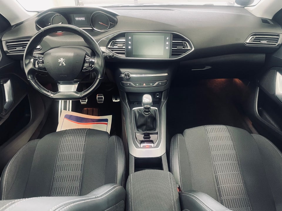 Peugeot 308 1,2 PureTech 130 Allure Sky 5d