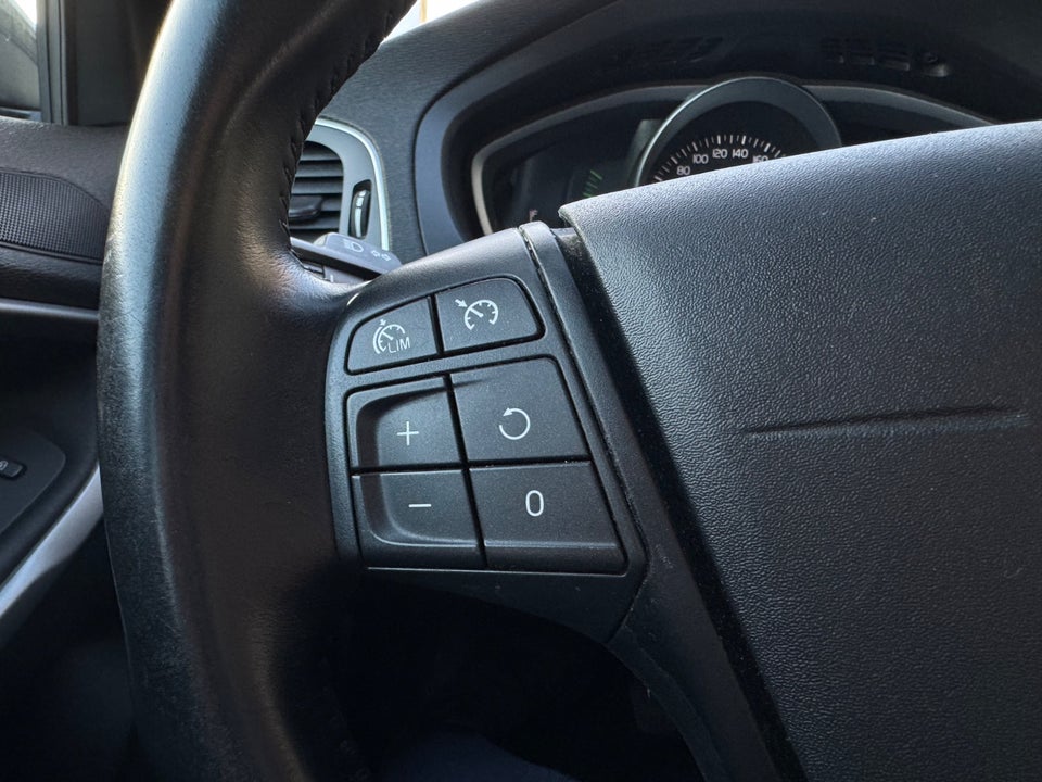 Volvo V40 1,6 D2 115 Momentum aut. 5d