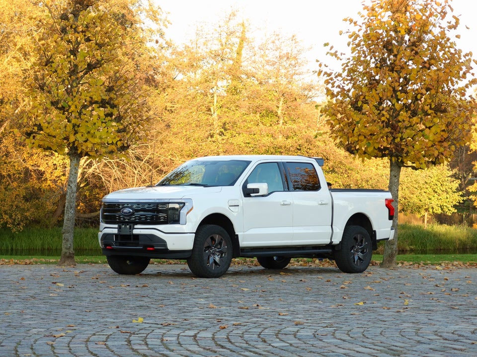 Ford F-150 Lightning Lariat Standard Range 4d