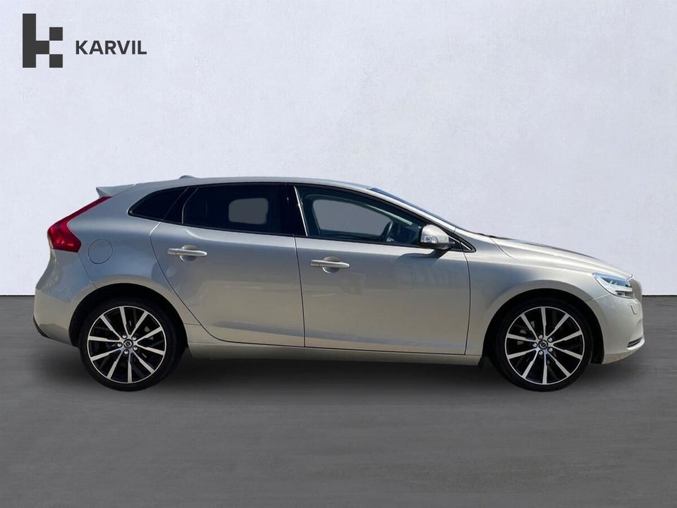 Volvo V40 2,0 T3 152 Momentum 5d