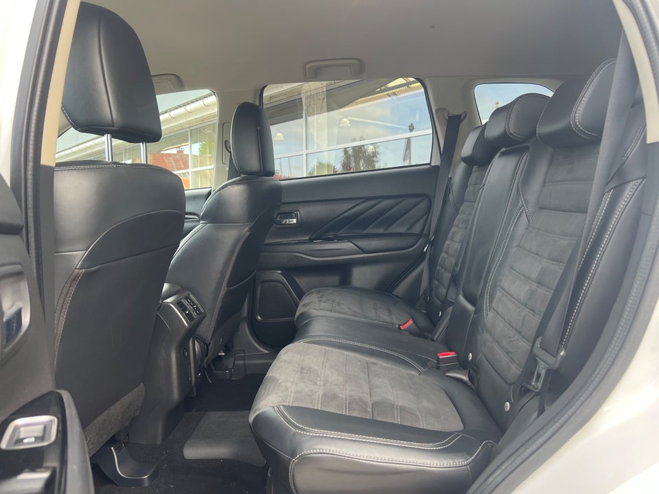 Mitsubishi Outlander 2,4 PHEV Invite+ CVT 4WD 5d