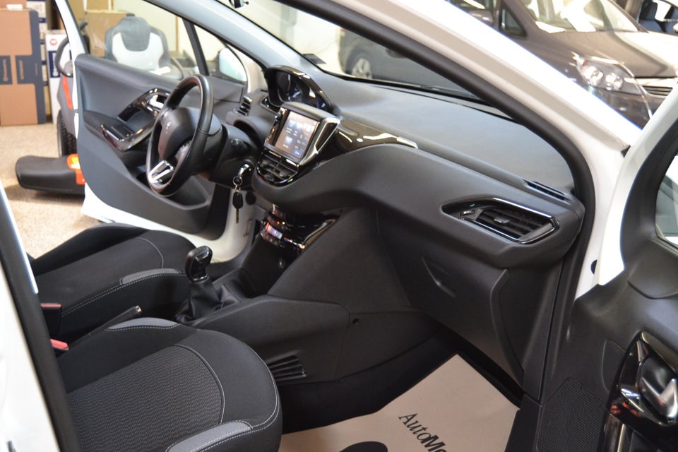 Peugeot 208 1,2 VTi 82 Chili Sky+ 5d