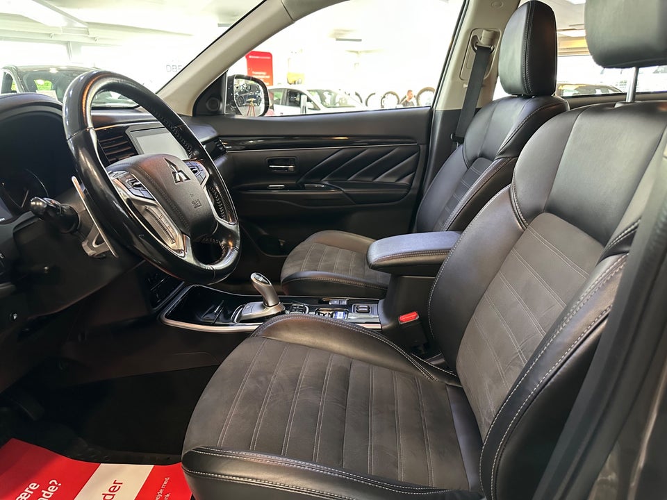 Mitsubishi Outlander 2,4 PHEV Invite CVT 4WD 5d