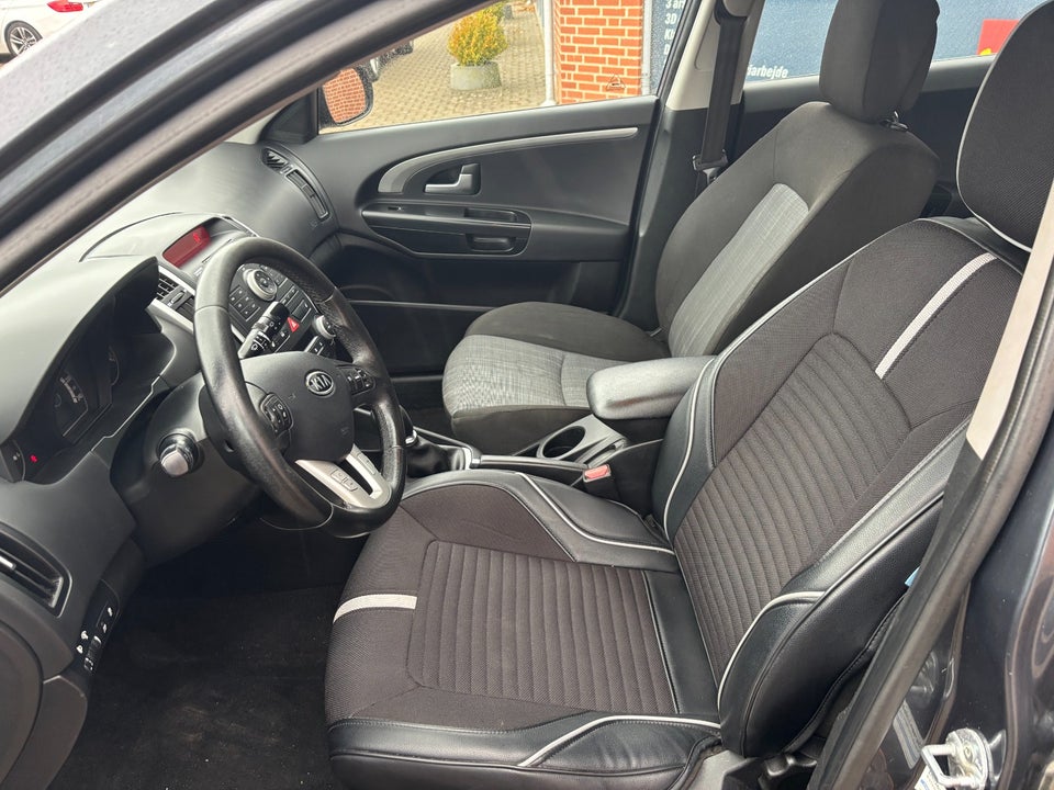 Kia Ceed 1,6 CRDi 128 Exclusive Fashion SW 5d