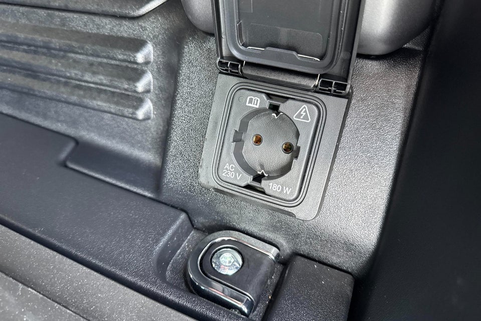 Land Rover Defender 110 3,0 D250 Hard Top X-Dynamic SE aut. Van 5d