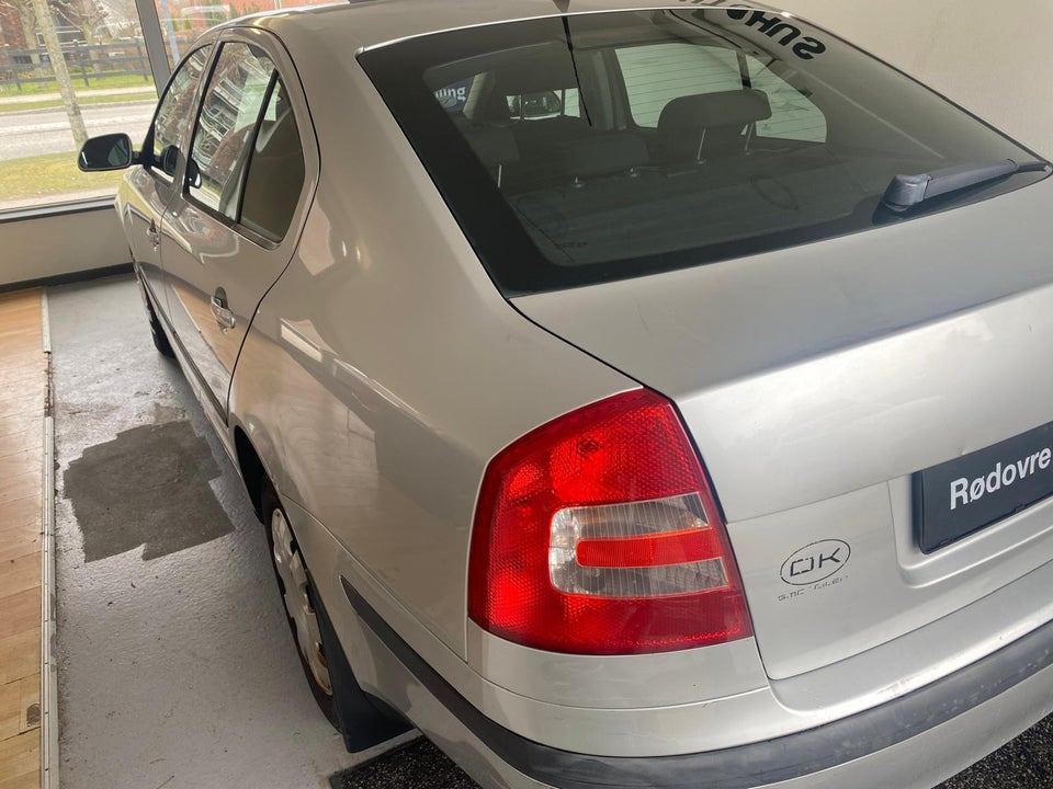 Skoda Octavia 1,6 FSi Ambiente 5d