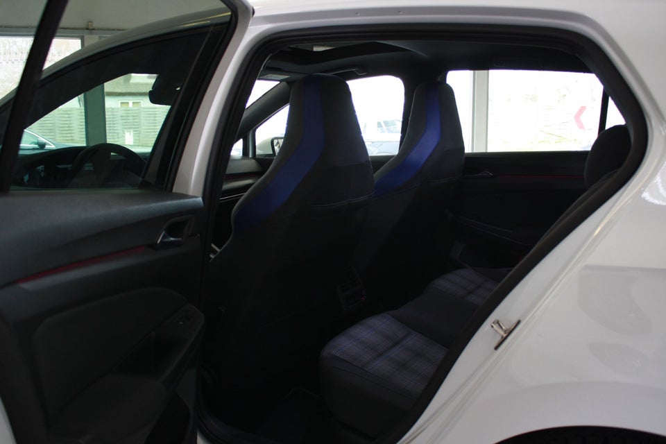 VW Golf VIII 1,4 GTE DSG 5d