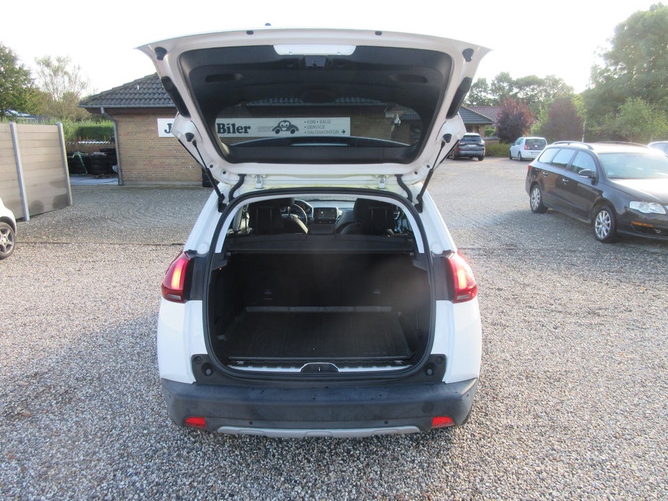 Peugeot 2008 1,2 PureTech 130 Allure Sky 5d