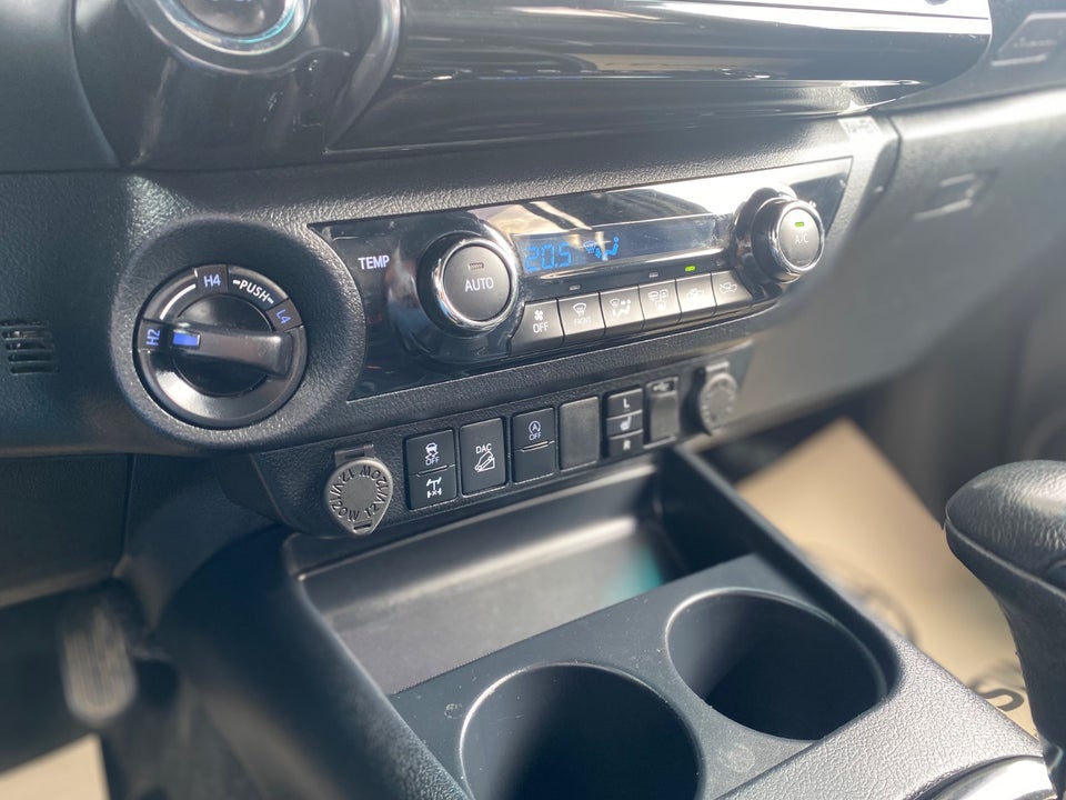 Toyota HiLux 2,8 D T4 Invincible Db.Kab aut. 4d