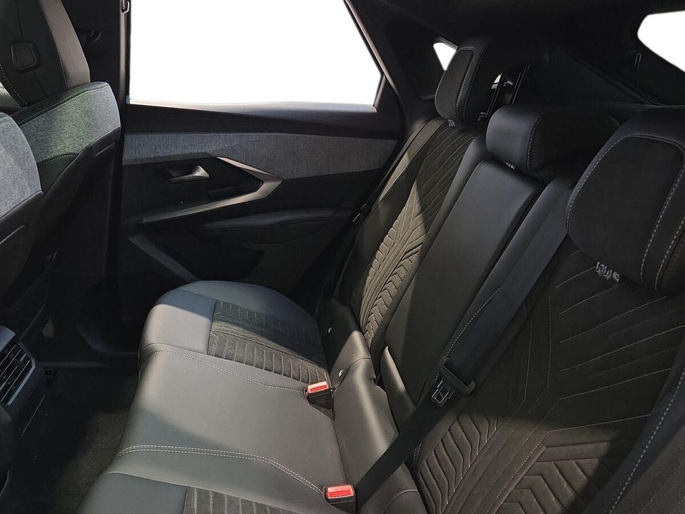 Peugeot e-3008 77 GT Pack 5d