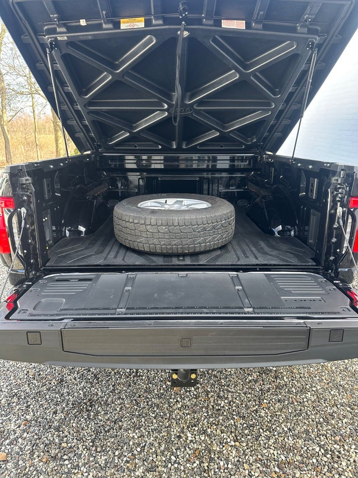 Ford F-150 131 Lightning Lariat Extended Range 4d