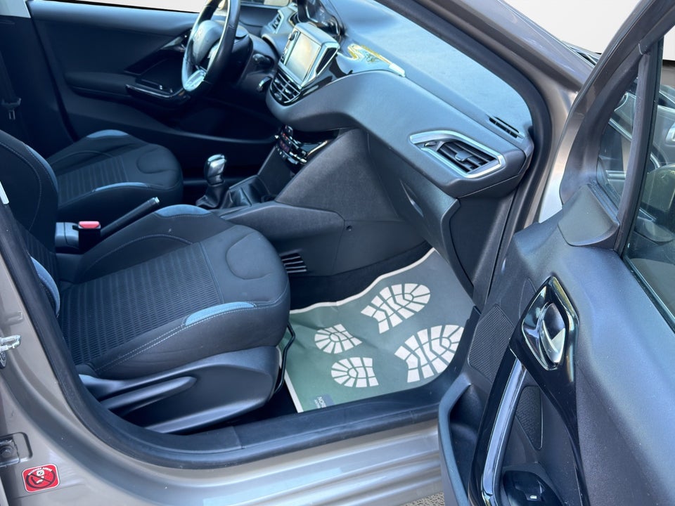 Peugeot 208 1,2 VTi Allure Sky 5d