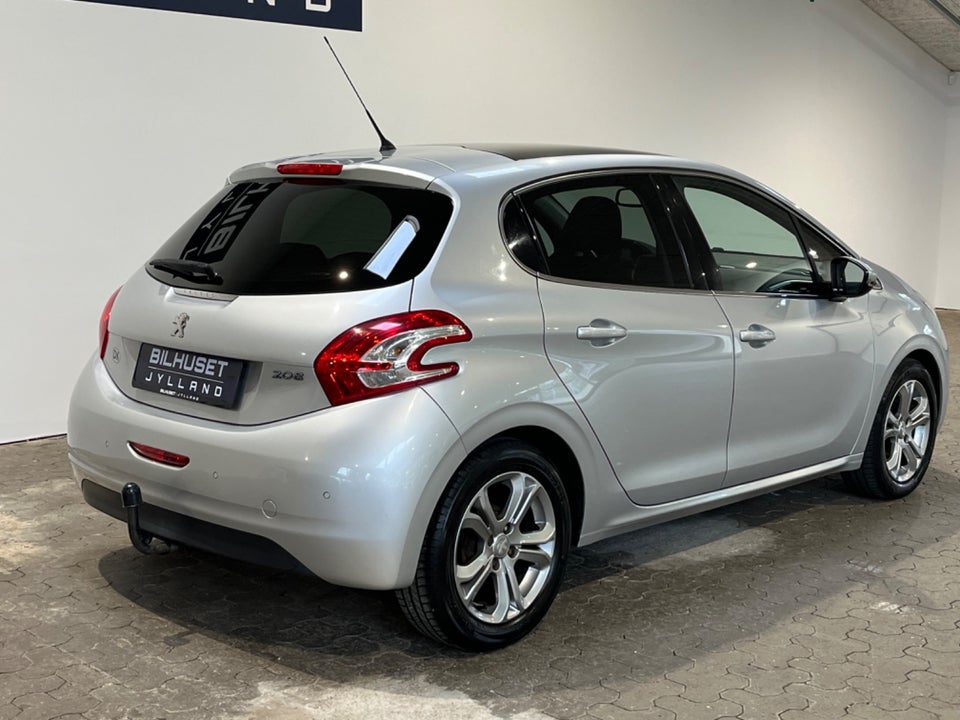 Peugeot 208 1,2 VTi Allure Sky 5d