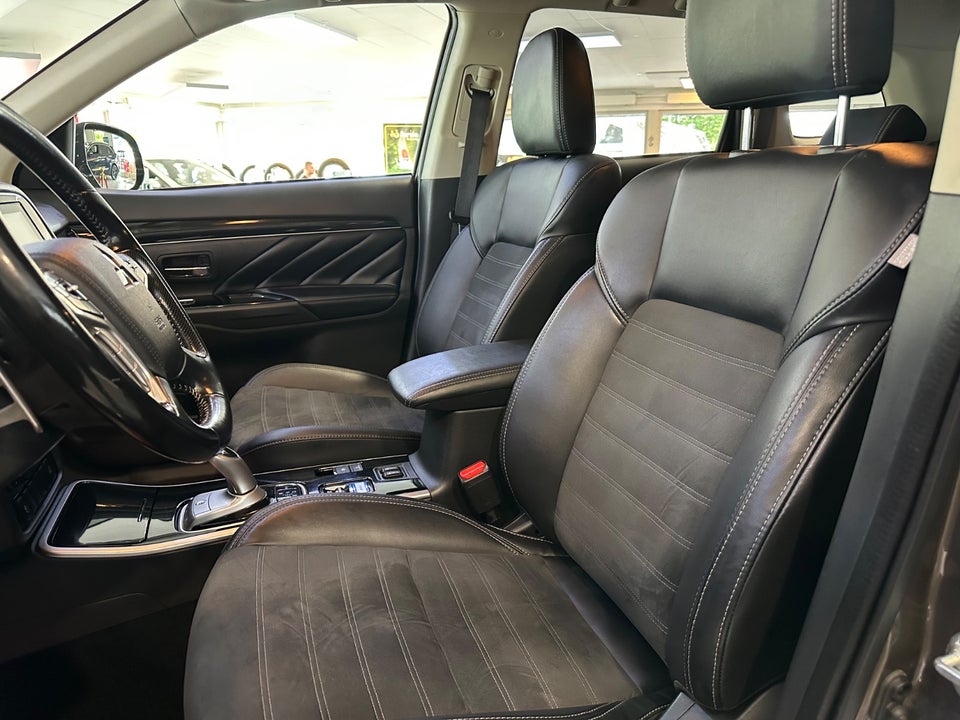 Mitsubishi Outlander 2,4 PHEV Invite CVT 4WD 5d