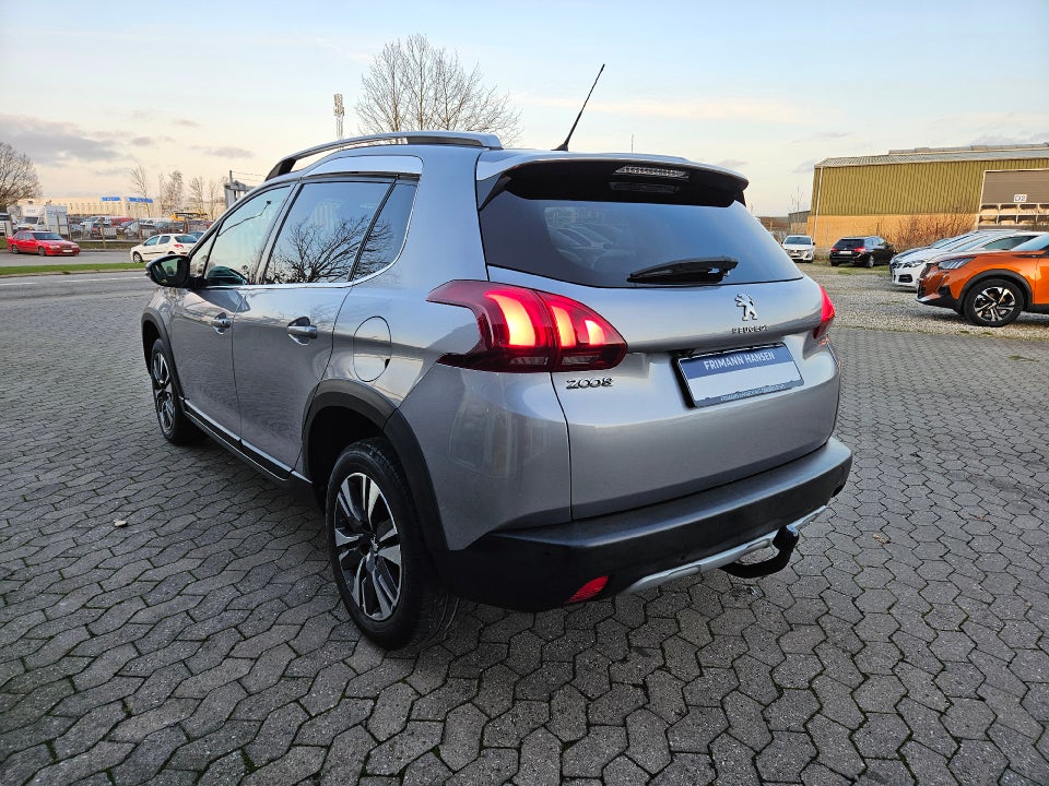 Peugeot 2008 1,2 PureTech 130 Selection Sky 5d