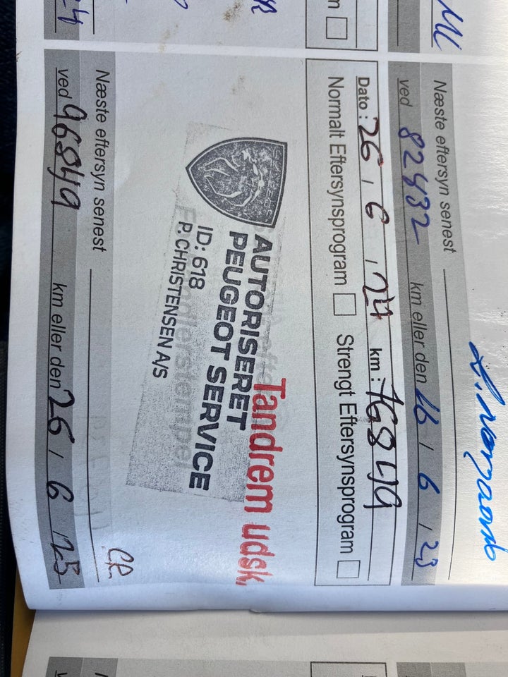 Peugeot 2008 1,2 e-THP 110 Selection Sky 5d