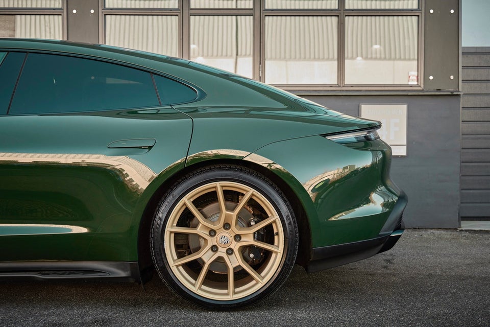 Porsche Taycan GTS Performance+  4d