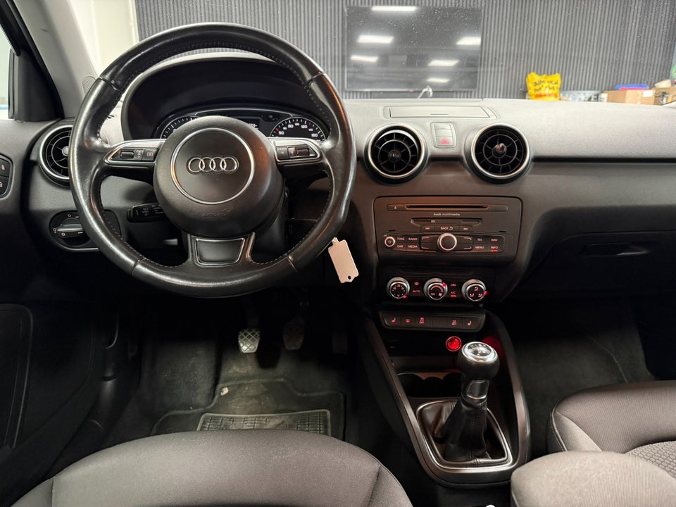 Audi A1 1,6 TDi 90 Attraction 3d