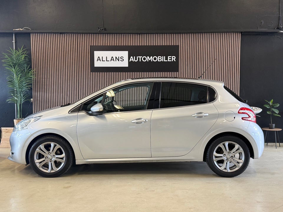 Peugeot 208 1,2 VTi Allure Sky 5d