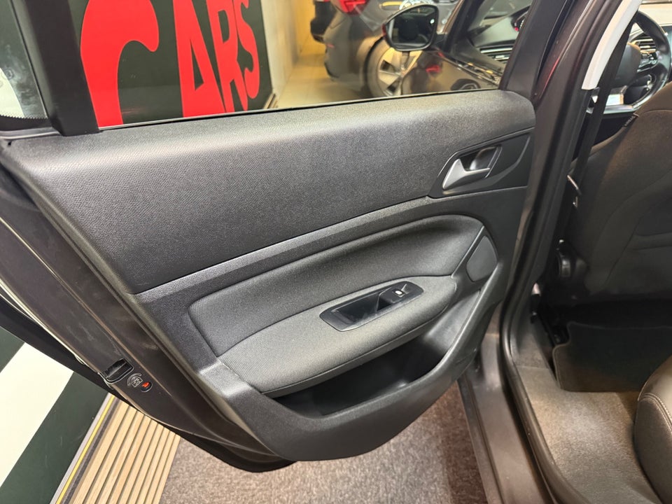 Peugeot 308 1,5 BlueHDi 130 Selection Sky 5d