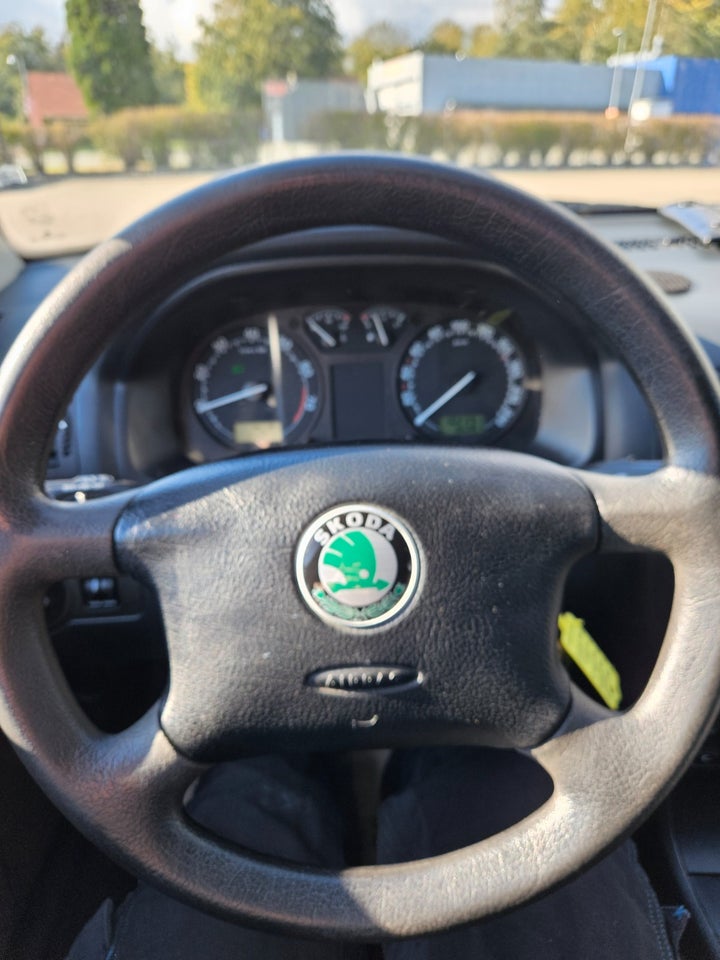 Skoda Octavia 1,6 Ambiente 5d