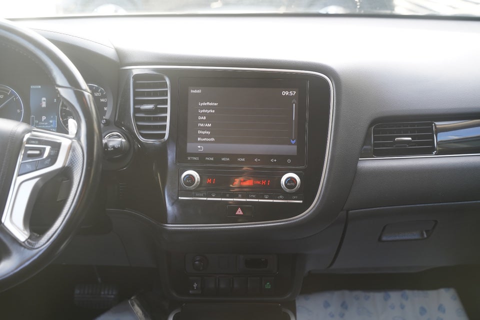 Mitsubishi Outlander 2,4 PHEV Invite CVT 4WD 5d