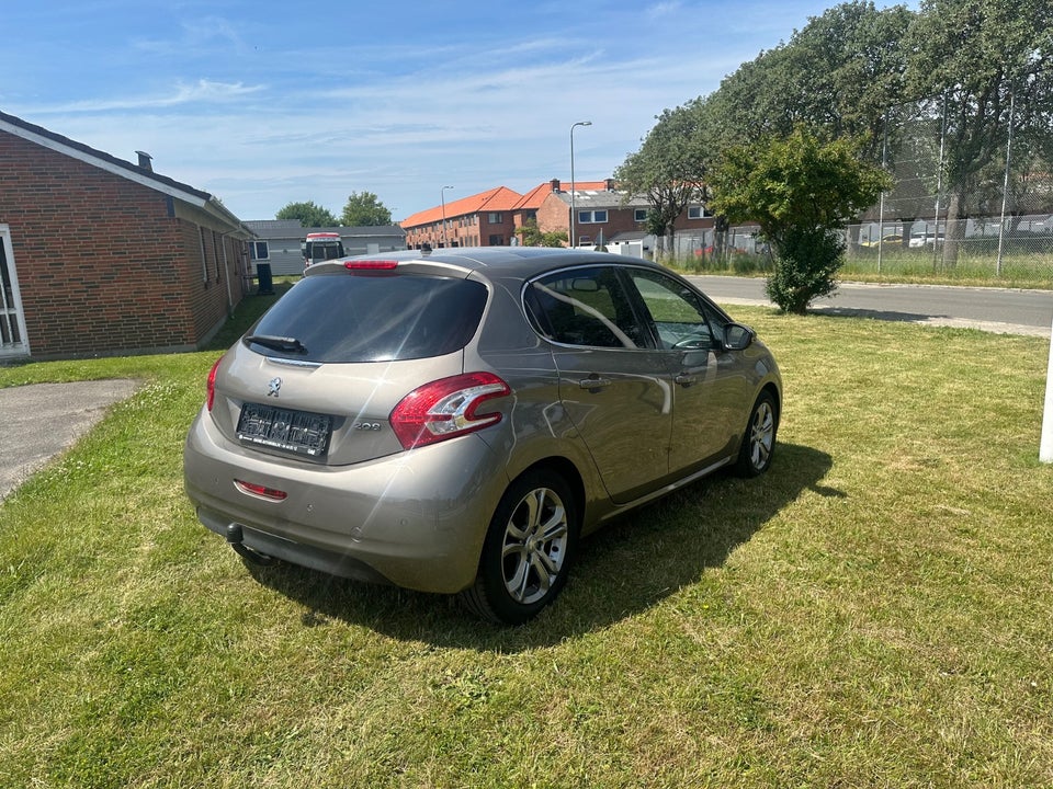 Peugeot 208 1,2 VTi Allure Sky 5d