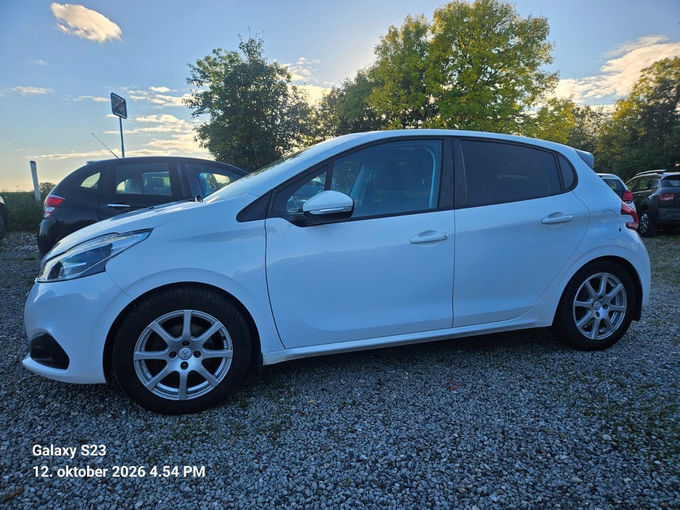 Peugeot 208 1,2 VTi 82 Signature Sky 5d