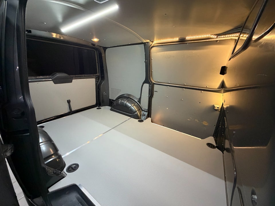 VW Transporter 2,0 TDi 180 Kassevogn DSG kort