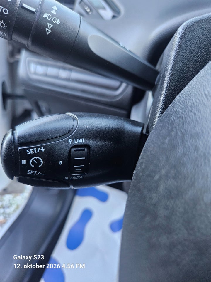 Peugeot 208 1,2 VTi 82 Signature Sky 5d