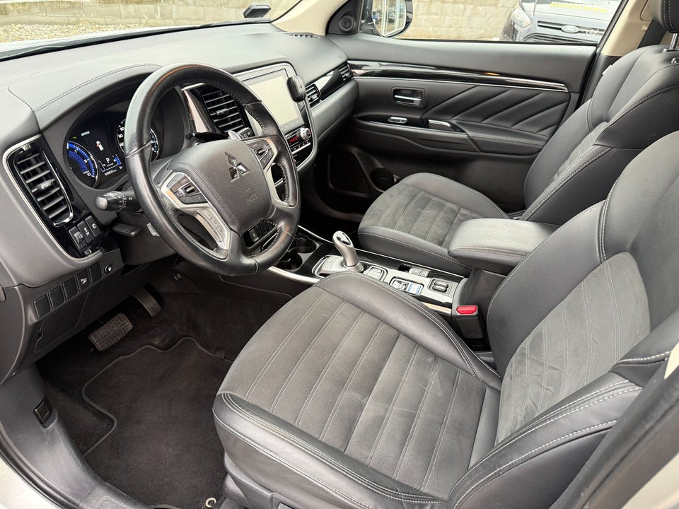 Mitsubishi Outlander 2,4 PHEV Invite CVT 4WD 5d