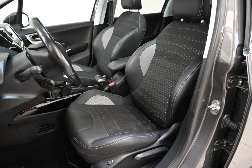 Peugeot 2008 1,2 e-THP 110 Selection Sky 5d