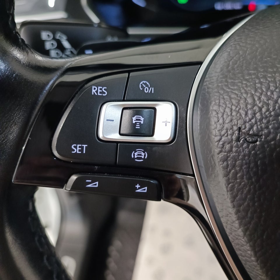 VW Tiguan 2,0 TDi 150 R-line DSG Van 5d