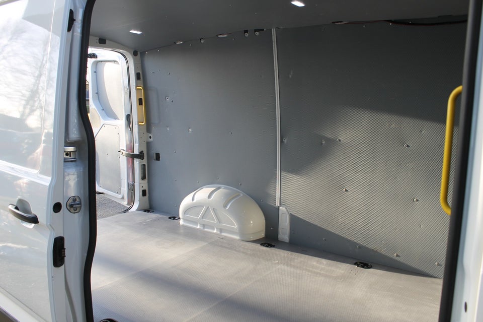 VW Crafter 35 2,0 TDi 140 Kassevogn L3H2 aut.