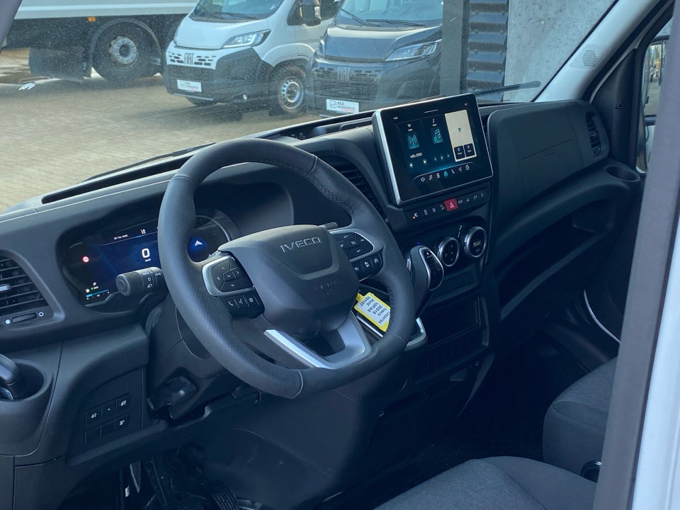 Iveco Daily 3,0 35S18 4100mm Box m/lift AG8