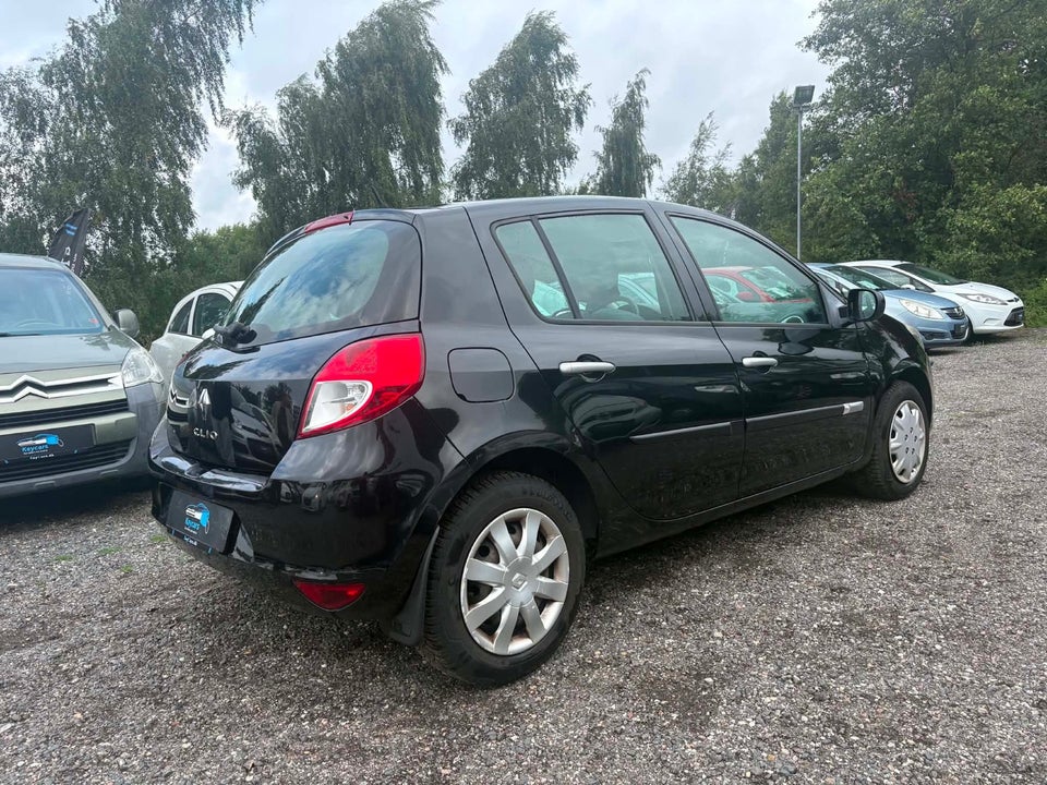 Renault Clio III 1,2 16V Authentique 5d