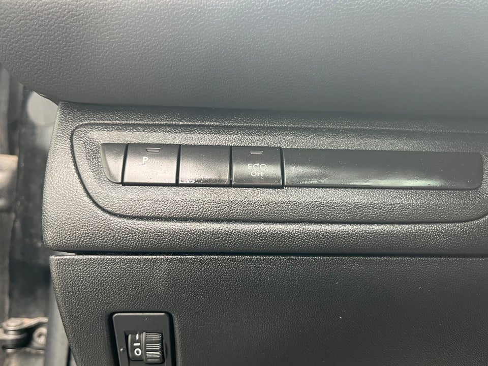 Peugeot 208 1,5 BlueHDi 100 Allure Sky 5d